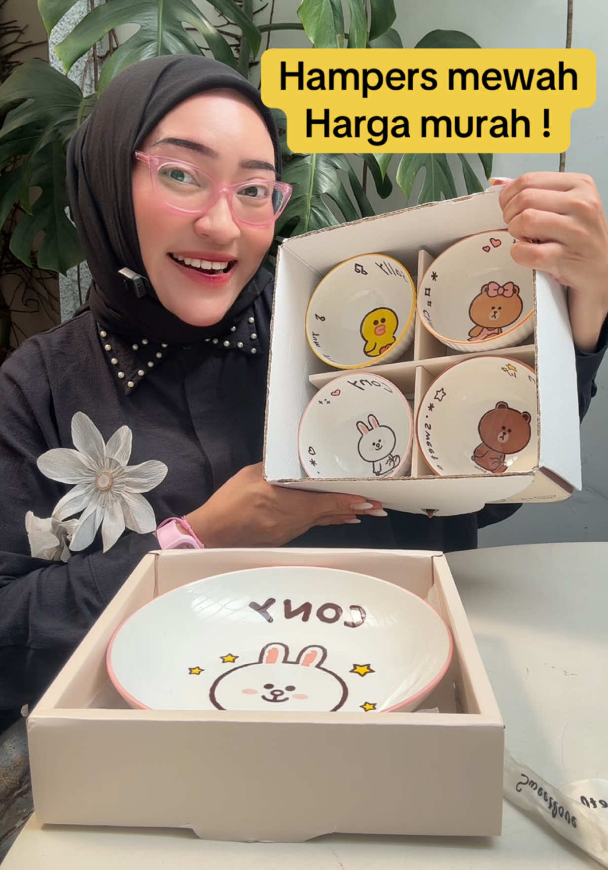 Hampers satu ini keliatannya mewah banget padahal harganya murah 😍 Isinya mangkok keramik cantik-cantik, beneran kelihatan elegan kalau dijadiin hadiah 💝 Andalan banget buat kalian yang mau kasih kado, tapi tetep pengen keliatan niat dan berkelas ✨ 🛒 Cek di keranjang kuning ya, sebelum kehabisan~ . . #hampersbox #hampersmewah #gajiansale #promoguncang1010 #modalkontendoang 