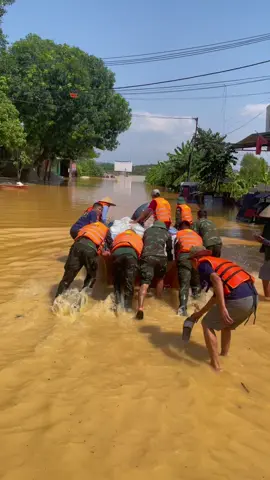 Bà con vùng lụt miền Bắc có cần mì tôm không!? 🌻
