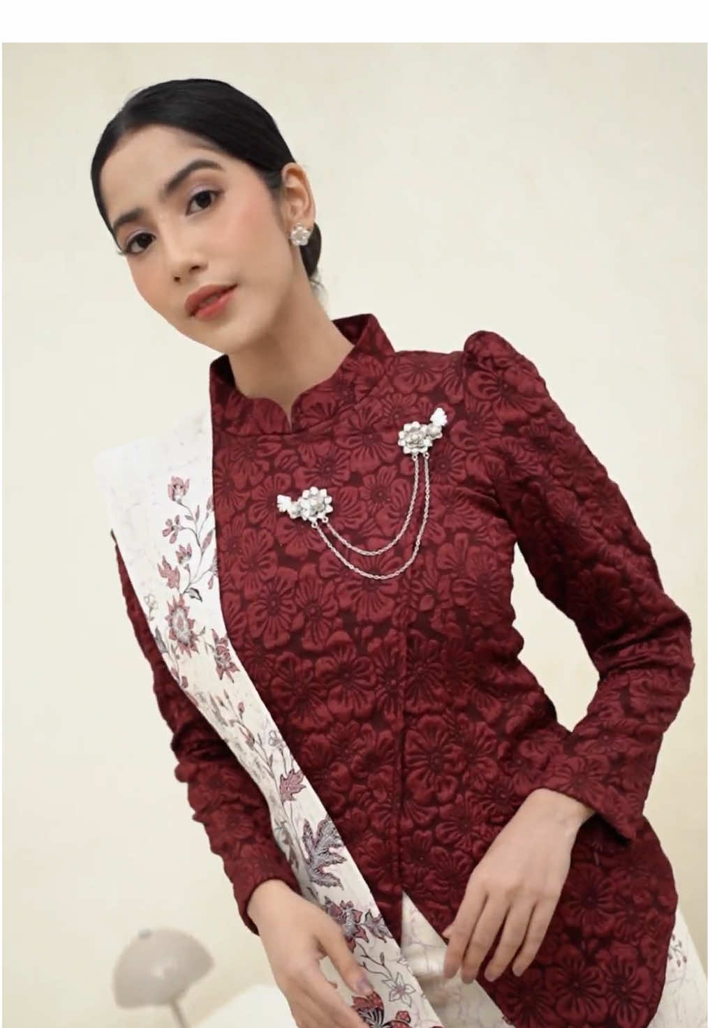 Anggun dan elegan dalam balutan kebaya Janggan Kartika 🥰😍 #outfit #kebaya #hijab #fyp #viral 