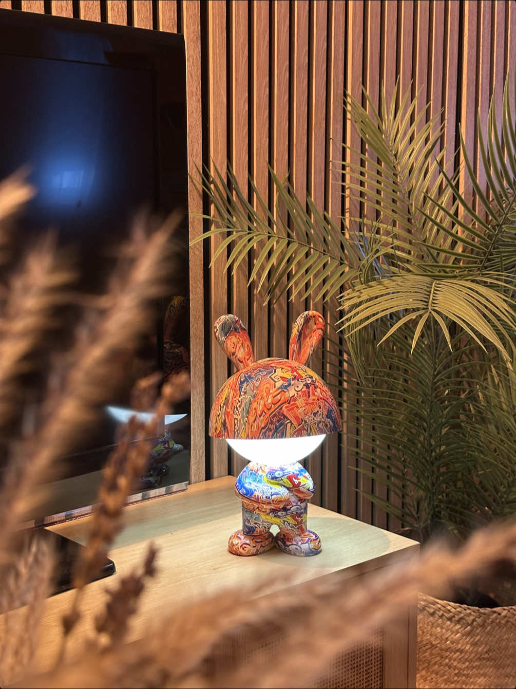 Franchement, j’pensais juste déballer une veilleuse… Mais en vrai, c’est carrément une petite œuvre lumineuse. Le design est tellement unique qu’elle attire direct le regard. Et quand tu l’allumes… impossible de décrocher 😂 Clairement, c’est plus qu’une simple lampe ✨ #luminaire #deco #unboxing #fy 