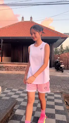 ga bosenn’ deh kalo main basket pake outfit by guard apalagii sepatunya nyaman dan warnanya cakepp parahh!!😍😍🩷🩷 @Guard.idn #basketballoutfit #fyp #basketballwithguard #sepatubasket 