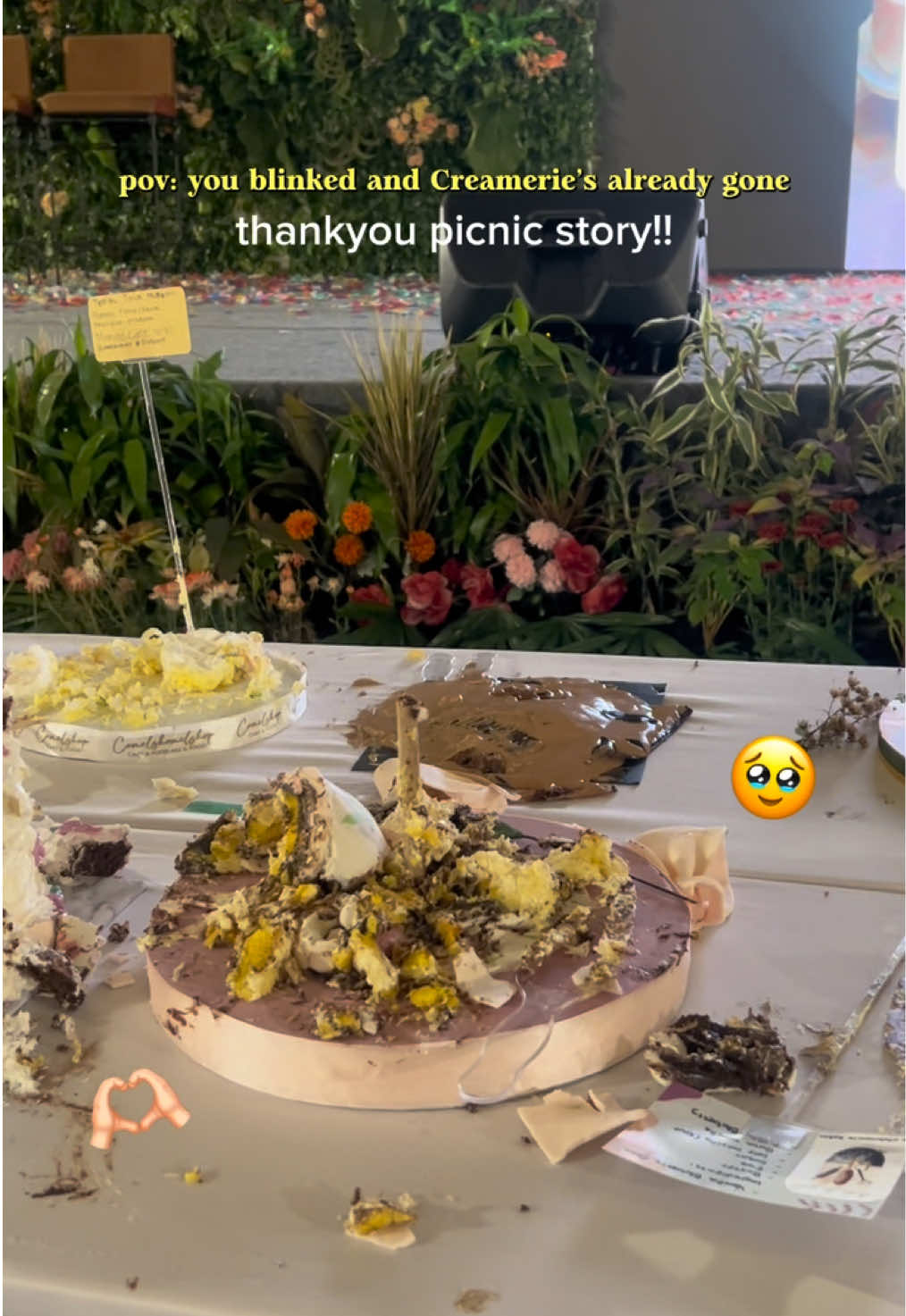 “sayang motongnya” katanya.. lima menit kemudian: habis total😋🫰🏻 #tooprettytoeat #prettycakes #yummy #picnic #viral 