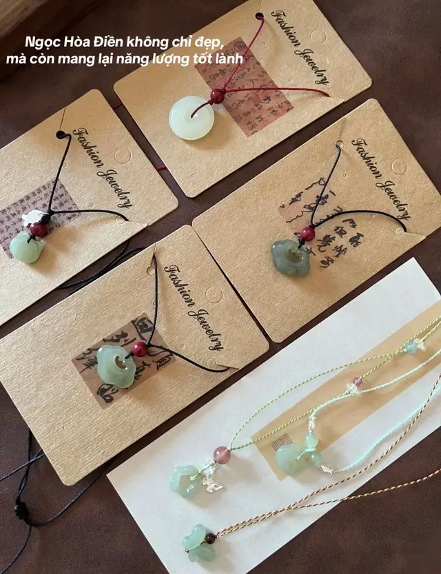 Ngọc Hòa Điền xanh mang năng lượng thanh lành, giúp tinh thần thư thái, xua tan mệt mỏi. Màu ngọc tượng trưng cho sự tươi mát và khởi đầu mới, giúp người đeo giữ tâm tĩnh, hướng điều tốt lành. Ngọc càng đeo càng sáng – như cách lòng người càng an thì mọi điều càng hanh thông. #TikTokAwardsVN #ngochoadien #xuhuongtiktok #ngocphithuy #vongtayda 