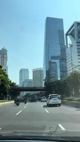 Lumayan buat prank temenmu, biar dikira lagi jalan jalan padahal mah dirumah 😂 📍Sudirman, Jakarta #videomentahan #prankvideo #citylife #jakarta #sudirman 