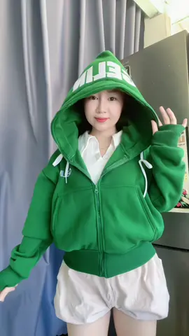 Áo xinh 4 túi nón to dây kéo cao chữ thêu tsy có xỏ ngón. Áo có size từ 40 đến 70#xuhuong #trending #thinhhanh #aokhoac #thoitrangnu 