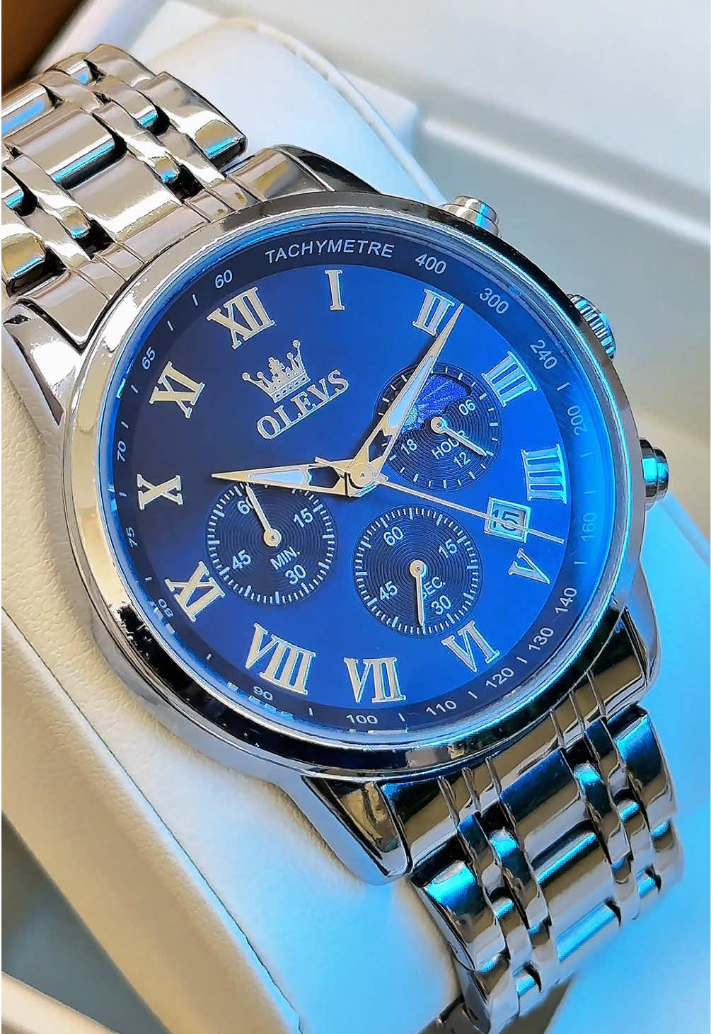 Jam tangan pria Chronograph aktif dengan fitur siang malam dan ketahanan air hingga 30meter. #jamtangan #jamtanganoriginal #jamtanganpria #olevs #olevswatch 