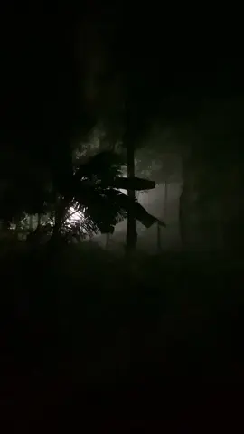 Ketika buka jendela kamar malam”  - - - #suasanapedesaan #suasanadikampung #suasanakampung #suasanamalamdikampung #suasanamalamjamandulu #suasanajamandulu #malamjamandulu #malamserem #malamhari 