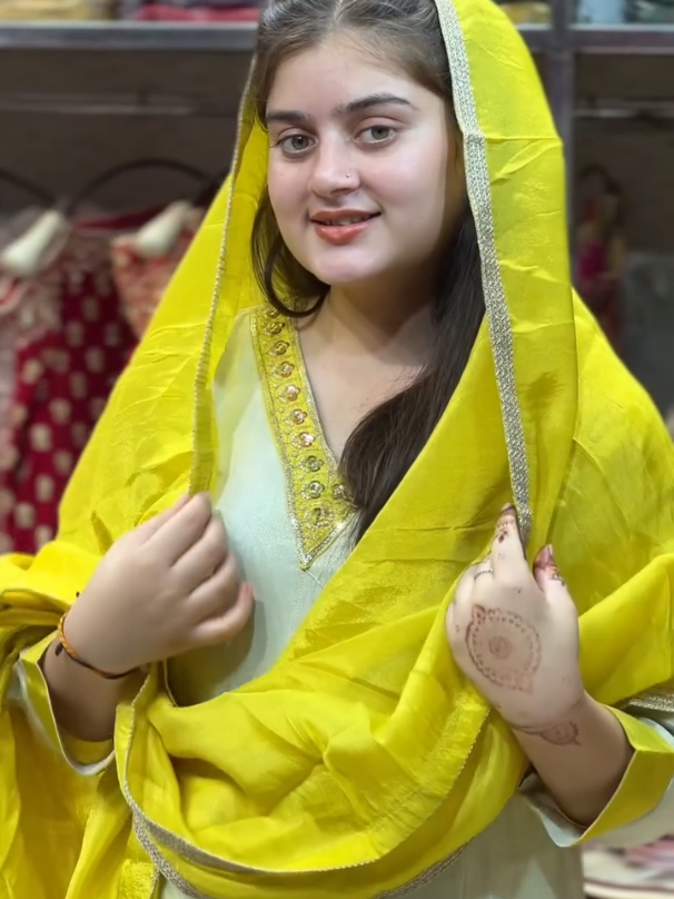 ہم سے بے رُخ ہوئے جب آئینہ خانے اپنے کام آئے ہیں اکثر، دل کے سنوارے ہوئے لوگ آج بھی کل کی طرح ،آپکی طلب رکھتے ہیں پیچ و خم دیدہ ، کئی ہجر گزارے ہوئے لوگ #Leawanoo053 #karan #Leawanoo053 #karan 