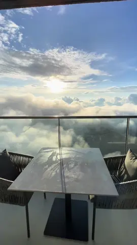 Gila tak gila view dia korang? View cotton candy, cable car cuma dari bilik je. Sumpah worth gila datang sini 😭