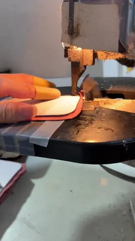 #GuangzhouLeatherFactory#workingwithleather#handmadeleatherwallet#leatherwalletformen#guangzhou_china