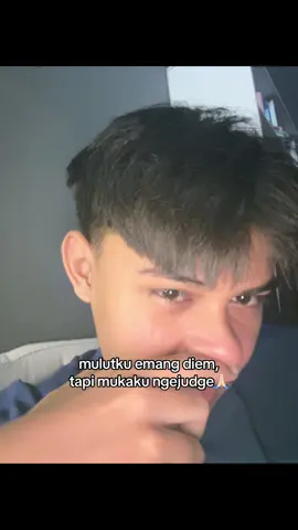 bisa ngontrol mulut tapi tidak dengan muka,alis langsung mengkerut naik😭