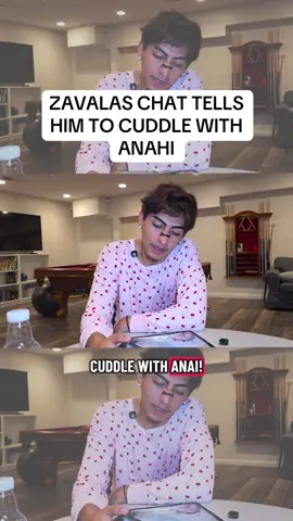 ZAVALAS CHAT TELLS HIM TO CUDDLE WITH  ANAHI 👀 #zavala #anahi #streamerclips #tiagz @Zavala🚶🏽‍♂️‍➡️ @Anahi 
