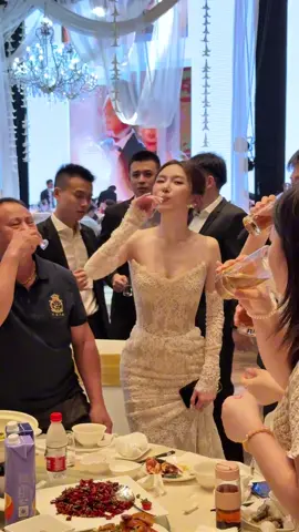 Cưới mình chứ cưới ai đâu 🥴🥴 - Team cô dâu hết mình điểm danh ạ 🫵🏻  #vaycuoi #elegancebridal #codau #muacuoi #thuvaycuoi 