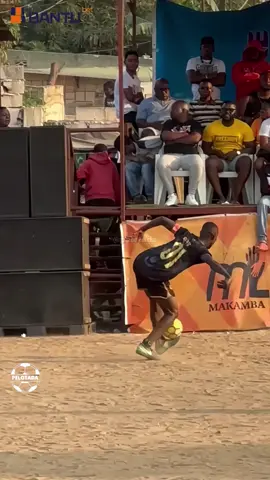 A bola obedeceu ao dono, que receção com classe do Mestre Lino 😮‍💨⚽️
