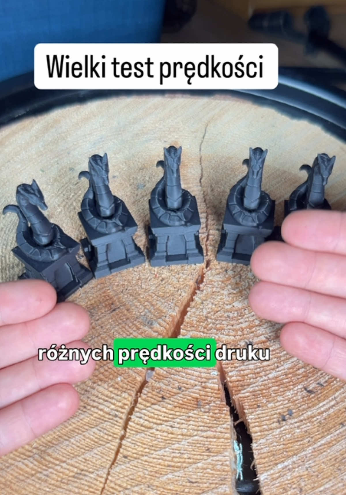5 różnych prędkości – jedna figurka smoka ♟️🐉 Od trybu Silence 50%, przez Normal 100%, aż po szalony Insane 166%! 🤯 Ten test pokazuje, jak prędkość wpływa na jakość druku 3D – a wszystko na zwykłym Sunlu PLA Black, bez filamentu high speed. Zobacz, jak duża jest różnica i napisz w komentarzu, która wersja wygląda najlepiej 🔥 #ForestForge #3DPrinting #SpeedTest #3DPrintQuality #BambuLab