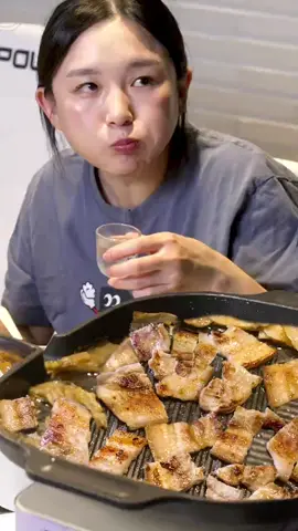 mukbang perut babi dan segelas soju sambil menikmati hujan#hamzy #yummy #mukbang #asmr #asmrsounds 