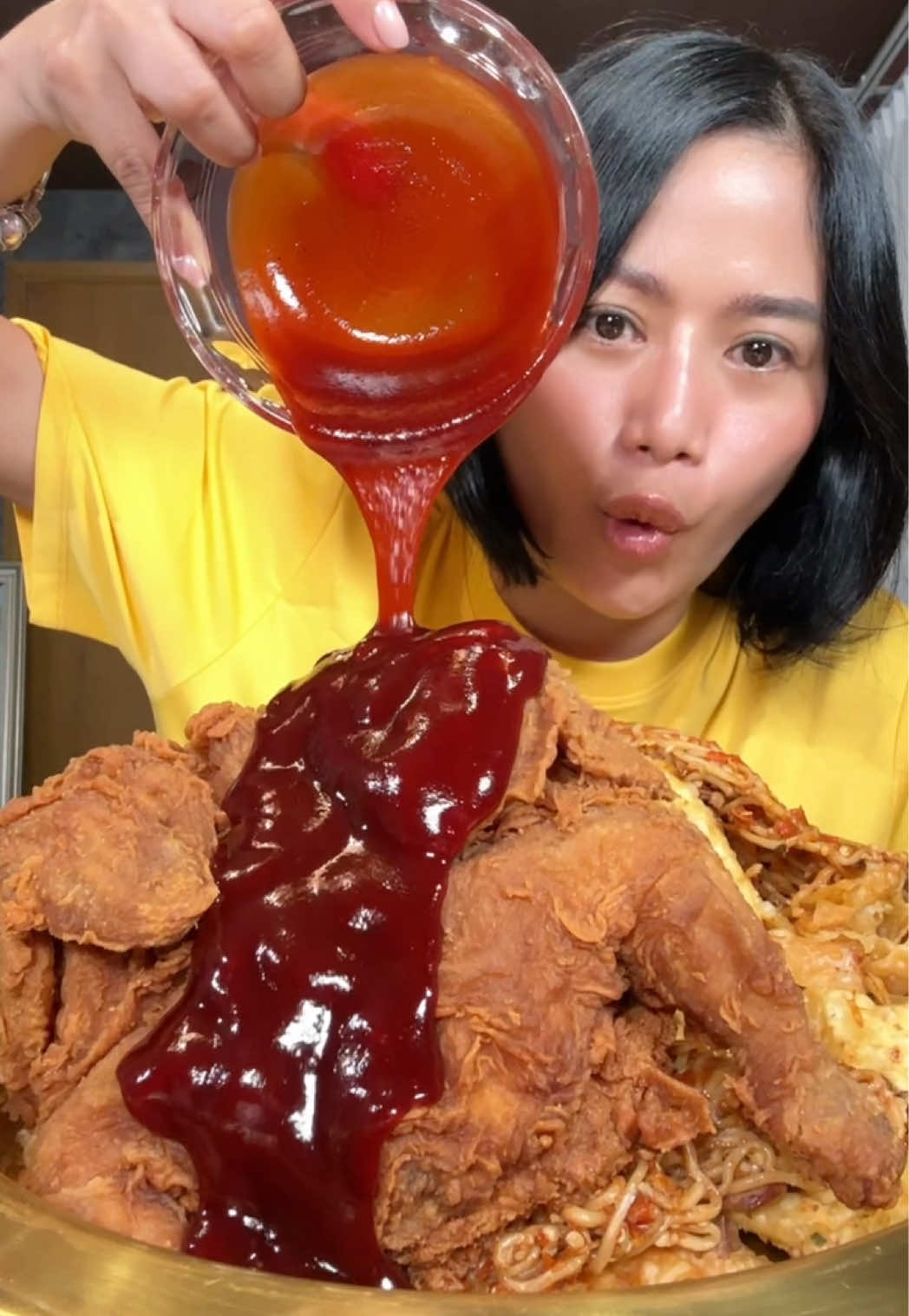 Diatas makan banyak dan nikmat ada yang lebih penting, yaitu kesehatan jangka panjang kita, biar dehat luar dan dalam pastikan selalu mengkonsumsi Black Garlic @alamme  Bagi Sahabat Omay yang kurang sreg dengan rasa Black Garlic utuh, bisa cobain yang powder nih, taburin ke atas makanan, pengganti Kopi, campur dengan Teh, atau bumbu pada saat masak, khasiatnya banyak buat kesehatan badan kita, kaya akan Oksidan, kaya akan Vitamin, menurunkan kadar Kolesterol, meningkatkan sistem imun dan banyak lagi #faridanurhan #awurawuremplok 