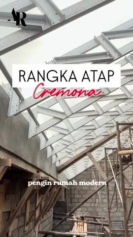 Atap Cremona ini rahasia supaya plafon bisa miring mengikuti rangka. Kok bisa? Karena struktur segitiganya menjadikan beban terdistribusi merata — kuat dan estetis! Mau atap rumahmu juga rapi & awet? Coba pahami dulu modelnya. #atapcremona #rangkaatap #bajaringan #rumahscandinavian #tipsatap