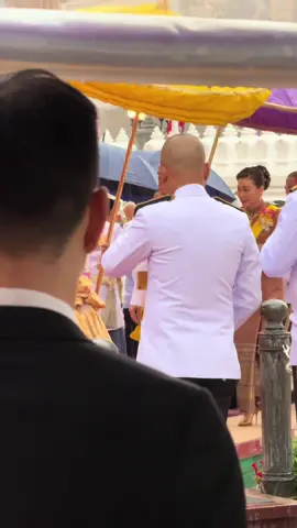 เฝ้ารับเสด็จฯ พระบาทสมเด็จพระเจ้าอยู่หัว และสมเด็จพระนางเจ้า ฯ พระบรมราชินี เสด็จพระราชดำเนิน ไปในการพระราชพิธีทรงบำเพ็ญพระราชกุศลถวายผ้าพระกฐิน ณ วัดราชบพิธสถิตมหาสีมาราม เขตพระนคร โอกาสนี้ สมเด็จพระเจ้าลูกเธอ เจ้าฟ้าสิริวัณณวรี นารีรัตนราชกัญญา และสมเด็จพระเจ้าลูกยาเธอ เจ้าฟ้าทีปังกรรัศมีโชติ มหาวชิโรตตมสงกูร สิริวิบูลยราชกุมาร โดยเสด็จในการนี้ด้วย  วันที่ ๕ ตุลาคม ๒๕๖๘#ต#ติดเทรนมาแรงวันนี้อ#อย่าปิดการมองเห็นฝ#ฝากติดตามด้วยนะครับก#กดหัวใจ
