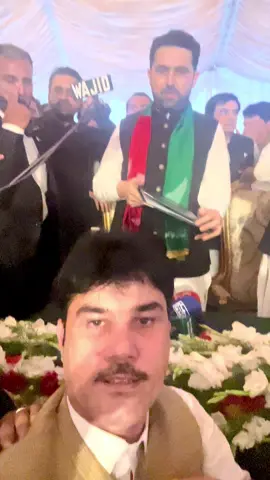 مسٹر ڈنٹونک عرف عطا تاڑڑ  یہ میں ہو  یہ سہیل افریدی ہیں  اور سہیل افریدی نے وزیر اعلیٰ خیبرپختونخوا کے عہدے کا حلف اٹھالیا  روک سکتے ہو تو روک لو