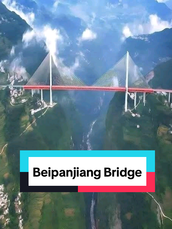 Jembatan Beipanjiang di Tiongkok adalah salah satu pencapaian teknik sipil paling menakjubkan di dunia 🌉🇨🇳 Terletak di perbatasan provinsi Guizhou dan Yunnan, jembatan ini melintasi lembah sungai Beipanjiang yang sangat curam dan dikenal memiliki kondisi geografis ekstrem. Dengan tinggi mencapai 565 meter dari dasar lembah, Beipanjiang Bridge dinobatkan sebagai salah satu jembatan tertinggi di dunia. Panjang totalnya sekitar 1.341 meter, dan konstruksinya menghubungkan dua wilayah pegunungan yang sebelumnya sulit dijangkau. Sebelum jembatan ini dibangun, perjalanan antara dua daerah tersebut memakan waktu hingga 5 jam, karena harus melewati jalanan berliku di pegunungan. Setelah jembatan ini resmi dibuka pada Desember 2016, waktu tempuhnya berkurang drastis menjadi hanya sekitar 1 jam saja 🚗💨 Pembangunan jembatan ini merupakan tantangan besar. Para insinyur menggunakan teknologi modern untuk membangun struktur gantung yang mampu menahan angin kencang, gempa bumi, dan kondisi alam ekstrem. Proses konstruksinya membutuhkan kerja sama ribuan pekerja dan berlangsung selama beberapa tahun. Kini, Beipanjiang Bridge bukan hanya menjadi jalur transportasi penting, tapi juga menjadi ikon arsitektur Tiongkok yang menarik perhatian wisatawan dunia. Banyak orang datang ke sini hanya untuk menyaksikan langsung sensasi melintasi jembatan yang seolah “menggantung di awan”. #construction #china #viral #ai #fyp @Velly Nainggolan 