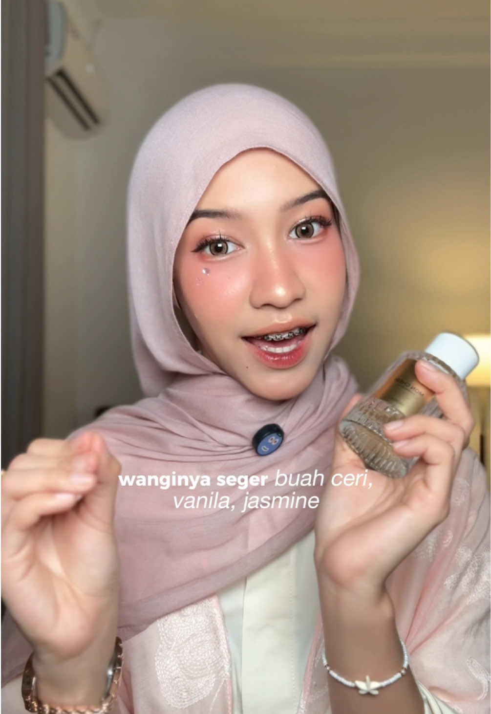 Replying to @Ira R yang suka manis manis ajaa😆🩷, inget yaa wangi itu selera dan selera itu gabisa samaa..tp kalo awet, ini beneran awet sampe aku pulang ngonser sumpaa😭 #royalfragrance #parfumlokal #parfummurah #parfumcewe #parfummanis 