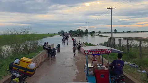 អាងភាស ល្ងាច ១៥នេះទឹកនៅតែហូកាត់ផ្លូវ ស្រុកឯកភ្នំ