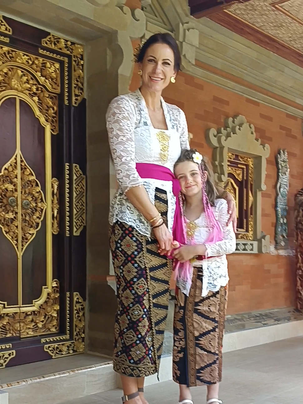 Bule Australia merasa lebih cantik berbusana adat Bali