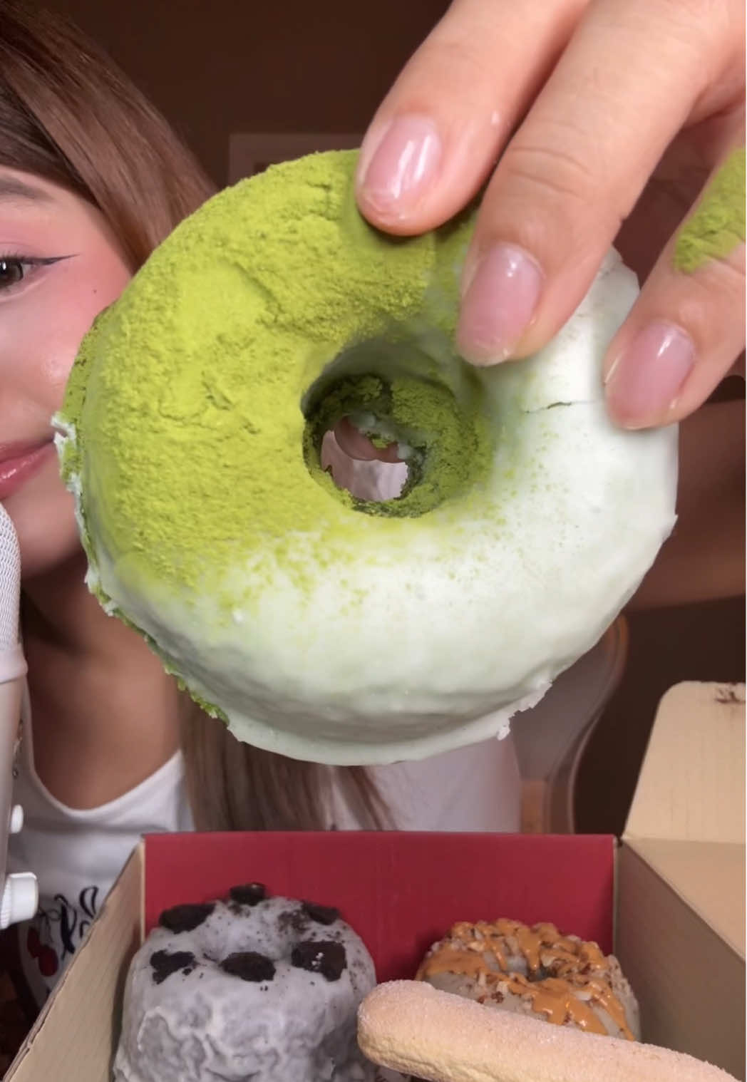 #donut #doughnutlibrary #asmr #mukbang #eating 