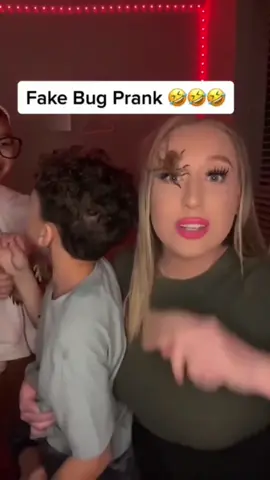 Prank spider filter #funnyvideo #funnyprank #funnytiktok #spider #prankscare 