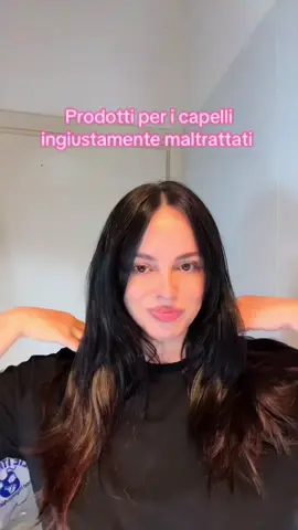 🧴 Prodotti per capelli ingiustamente maltrattati 👀 Primo fra tutti: il balsamo spray Splend’Or 💦 Mi ha letteralmente salvato i capelli quest’estate 🌞💁🏻‍♀️ Facendo il bagno ogni giorno, ha impedito che si rovinassero 💧 E si districa che è una meraviglia ✨ C’è anche la versione con acido ialuronico, che mi incuriosisce tantissimo 😍 (ancora non l’ho provata ma provvederò 💪). Poi… lo shampoo e balsamo per cavalli 🐴. Ne ho sentite di ogni, ma non ho mai avuto capelli così belli come quando uso questi prodotti 😍 Sono tra i più performanti che abbia mai provato! 🌟 E che dire del siero Elvive Growth Booster per ancorare i capelli alla radice? 🌿 Forse non si è capito, ma non fa ricrescere i capelli, semplicemente contrasta la caduta — e in questo senso, il suo lavoro lo fa benissimo 💪💆🏻‍♀️ Infine, l’olio all’argan Cien? 🫒 Super economico 💸 ma non ha nulla da invidiare ai prodotti molto più costosi 👑 Viene spesso sottovalutato solo perché si trova lì… da Lidl 😅 E lo sapevi che la Nivea può essere un’ottima maschera per capelli? 🩵 Fatemi sapere cosa ne pensate e se l’avete mai provata in questo modo 👇✨ #HairCareTips #haircare #hairproducts #haircareproduct #shampoo      