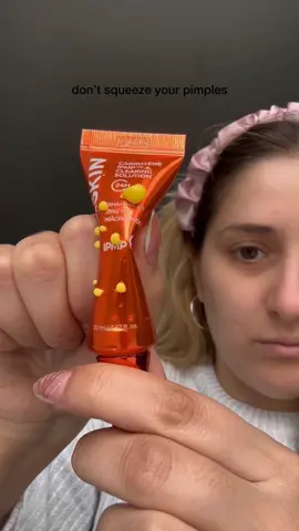 @APRILSKIN USA 🧡 #aprilskin  This 2-in-1 spot treatment not only relieves active breakouts but also fades post-acne marks! Infused with BHA, PHA, Zinc oxide, and Niacinamide, it clears pimples and fades acne scars. Promotes faster healing without damaging your skin barrier. Its non-drying formula is gentle enough to be used on your entire face for overall soothing care!  #APRILSKINskincare #carroteneclearingsolution #carrotshots #acnetreatment 