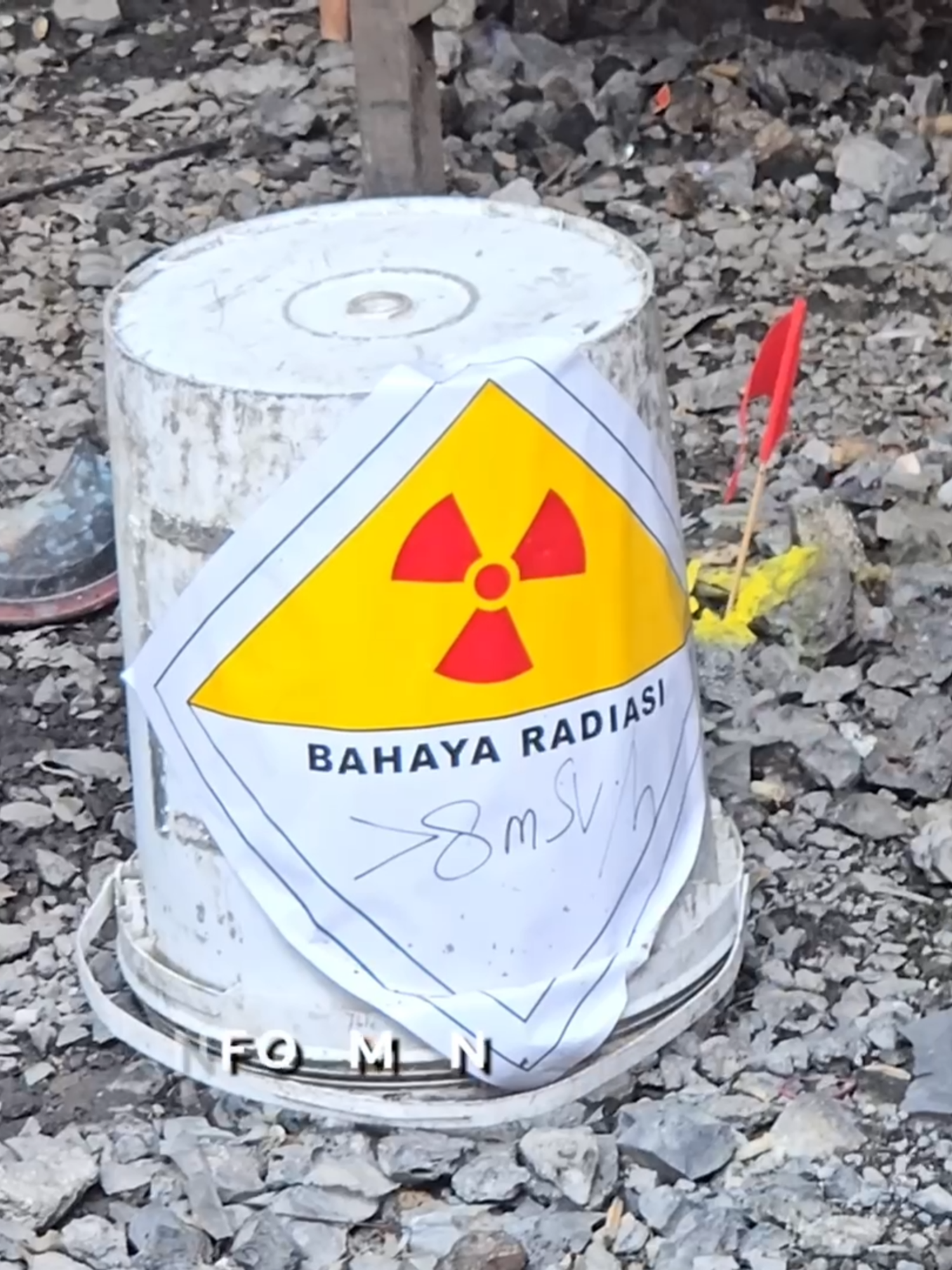 Berawal dari penolakan ekspor udang oleh Amerika Serikat, diketahui ada paparan radioaktif Cesium 127 di kawasan Cikande, Serang, Banten. Tim Informan menelusuri lokasi yang diduga menjadi awal sumber pencemaran radioaktif itu. Kami juga mewawancarai warga yang diduga terpapar Cesium 127. Bagaimana radioaktif itu bisa menyebar dan apa bahayanya? Saksikan penelusuran kami dalam Informan,