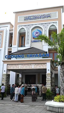 Trans7 dan Pondok Pesantren Lirboyo melakukan silaturahmi dan klarifikasi terkait tayangan yang menyudutkan pesantren dan kiai.  Pihak Trans7 meminta maaf atas kelalaian dan keteledoran yang kurang teliti dalam video tersebut. Tetapi mengingat yang menjadi objek framing tersebut adalah KH. M. Anwar Manshur, maka para pimpinan yang hadir dalam kunjungan tersebut tidak dapat mewakili penerimaan maaf tersebut secara langsung. Oleh karena itu, Pihak Trans7 berjanji bahwasanya Pemilik Trans Corp, Chairul Tanjung, akan sowan dan meminta maaf secara langsung kepada KH. M. Anwar Manshur. #pondoklirboyo #lirboyo #santrilirboyo #santri #trans7 