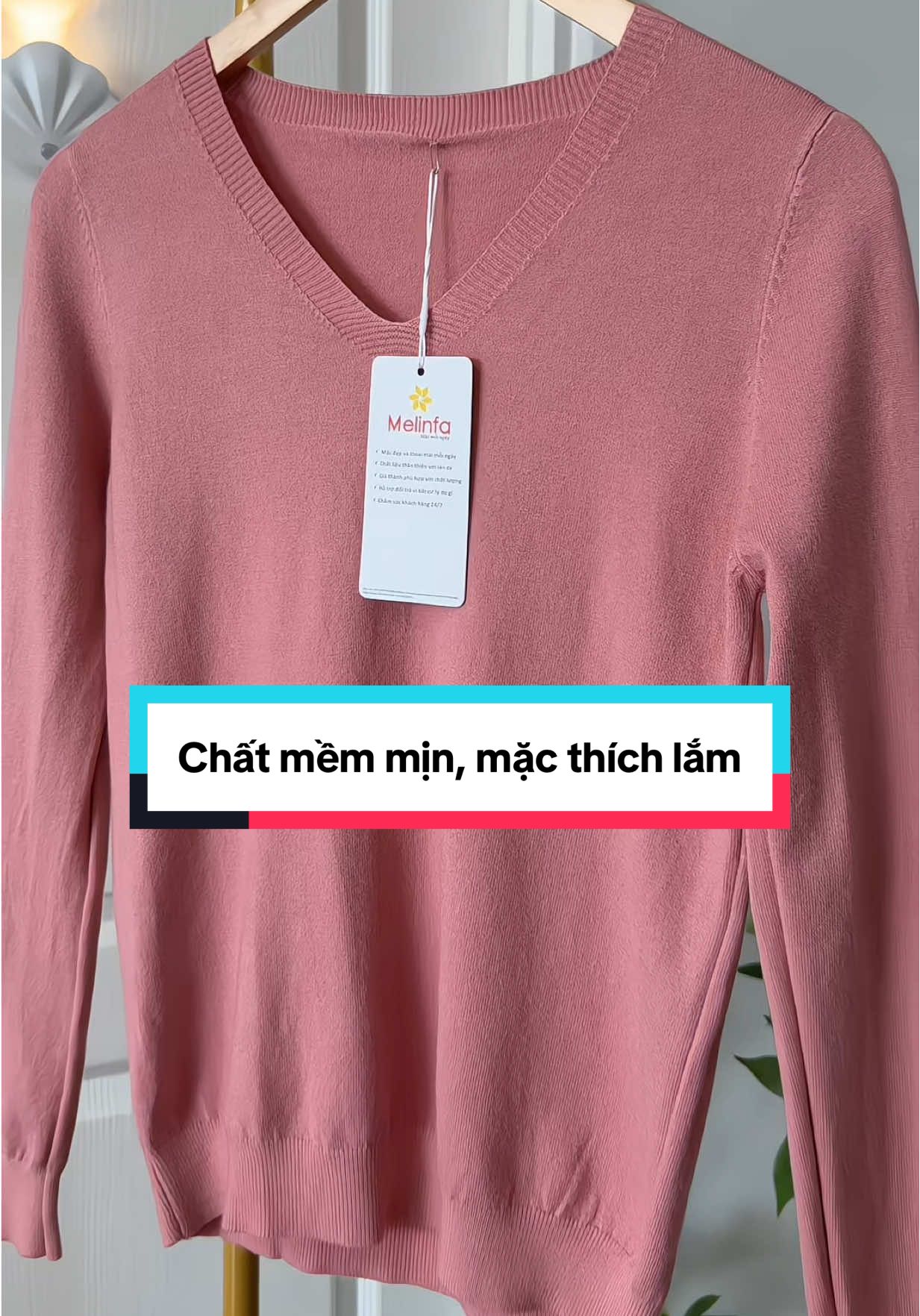 Chị e nào dáng người đầy đặn mà vẫn muốn mặc áo len đẹp thì nhất định phải thử con này nha. Chất len mềm mịn, mặc lên gọn gàng , tôn dáng lắm ạ#emnhungne #aolen #aolennuxinh 