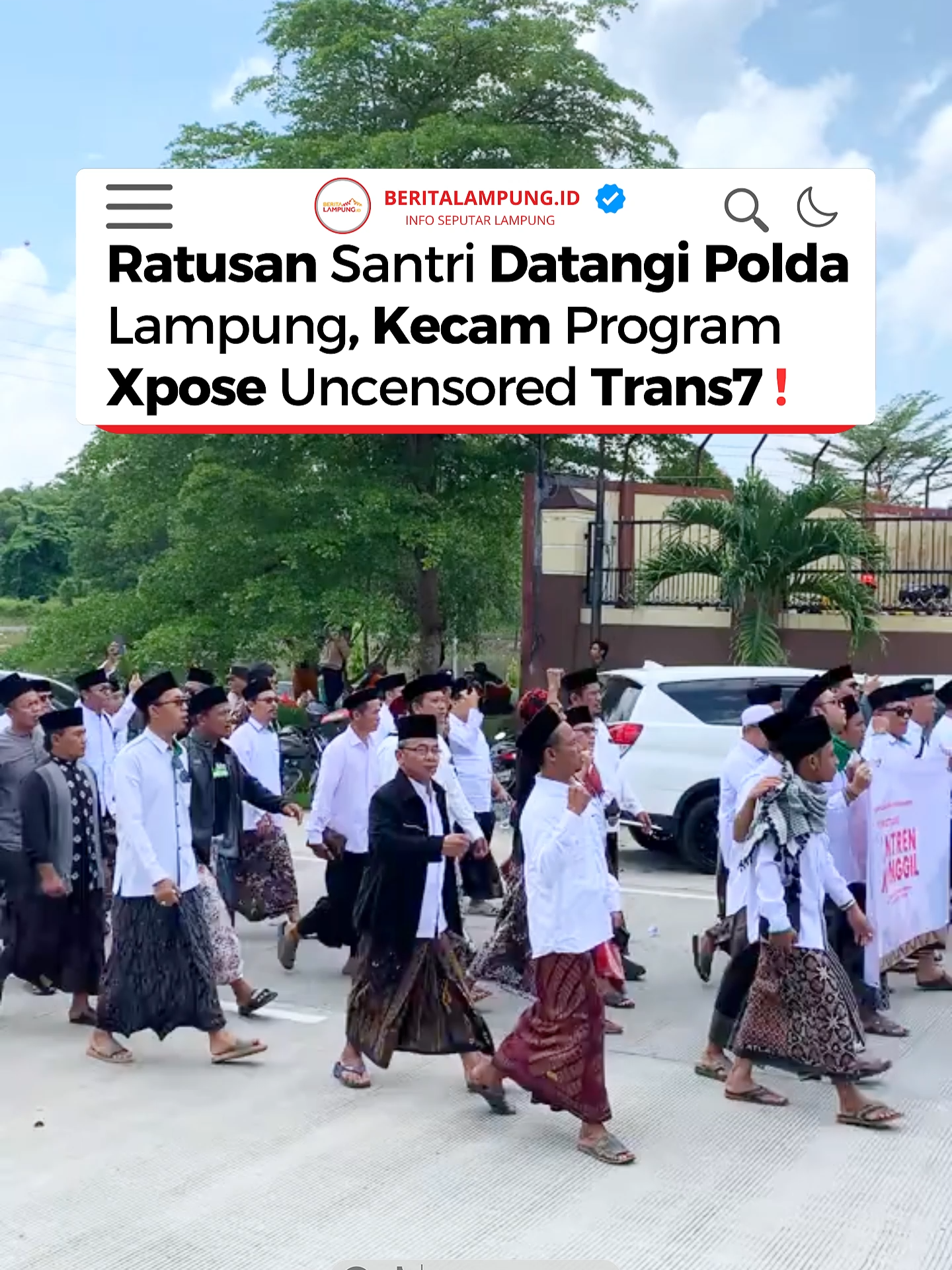 ⏩(Balam) - Ratusan santri yang tergabung dalam Aliansi Pesantren Memanggil menggelar aksi damai di Mapolda Lampung, Rabu (15/10/2025). . . Aksi tersebut merupakan bentuk protes terhadap tayangan program Xpose Uncensored di Trans7 yang dinilai mengandung unsur penghinaan dan fitnah terhadap pesantren serta para kiai. . . Para santri datang dengan membawa spanduk dan poster berisi seruan moral agar media nasional berhati-hati dalam menyiarkan konten yang menyangkut lembaga keagamaan. . . Mereka menilai program tersebut memuat ujaran kebencian dan generalisasi negatif terhadap pondok pesantren tanpa didukung data akurat dan verifikasi berimbang. . . “Tayangan itu menyesatkan publik dan mencederai marwah pesantren. Kami mendesak Trans7 untuk meminta maaf secara terbuka, terutama kepada pengasuh pondok pesantren di Kediri yang dirugikan,” ujar salah satu perwakilan aksi di depan Mapolda Lampung. . . Mereka juga menilai penggambaran pesantren secara negatif berpotensi menimbulkan persepsi keliru di masyarakat serta memecah belah umat dan bangsa. . . “Pesantren adalah benteng moral, bukan tempat yang bisa difitnah seenaknya,” tegasnya. . . Kapolda Lampung Irjen Pol Helmy Santika yang menerima langsung perwakilan santri menyampaikan apresiasinya terhadap jalannya aksi yang damai dan tertib. . . “Kami menghargai aspirasi para santri. Semoga persoalan ini dapat diselesaikan dengan baik tanpa menimbulkan kegaduhan di masyarakat,” ujar Kapolda. . . Aksi damai tersebut berlangsung kondusif di bawah pengawasan aparat kepolisian. Para santri membubarkan diri dengan tertib setelah menyerahkan pernyataan sikap kepada pihak kepolisian untuk diteruskan kepada Trans7 dan lembaga penyiaran terkait. . . Ikuti update terus via www.beritalampung.id . . 📸sc.warga #BeritaLampungid #TrendingLampung #Lampungid