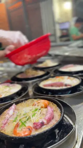 Ủa, bột quán dùng là bột gì mà thấy khác mấy chỗ khác quá vậy? Nếu muốn biết tiệm dùng bột gì???Mời cả nhà cùng ghé trải nghiệm nha ,thưởng thức và cảm nhận nhen#ancungtiktok #biênhòa #mónngonmỗingày #banhxeophuyennaune #viraltiktok 