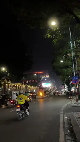 Hà Nội buổi tối nhộn nhịp nhưng vẫn rất bình yên.. #langthanghanoi #chill #hanoi #xh #xuhuongtiktok 