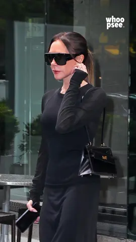 Voler raggiungere vette sempre più alte. Non c’è limite per Victoria Beckham, che della dedizione ha fatto il suo pane quotidiano. Reduce dalla Paris Fashion Week, la designer è stata protagonista anche della promozione della serie Netflix, uscita pochi giorni fa, dedicata alla sua vita. Un piccolo spaccato che si concentra principalmente sul suo lavoro alla guida del brand che porta il suo nome, con tante special guest legate alla sua vita e carriera — tra cui, ovviamente, non poteva mancare Sir David Beckham. Ma questa volta, a New York, non c’è il marito al suo fianco, come spesso accade: Victoria era in compagnia di un’amica, con cui ha pranzato in un ristorante della Grande Mela prima di uscire e dirigersi verso un van. Giusto in tempo per ammirarla in tutta la sua eleganza, in versione ladylike minimalista e total black, con una pencil skirt nera abbinata a un basic top a maniche lunghe e sottile. Victoria completa il look con mules open toe e una Kelly di Hermès “En Désordre”, un’edizione limitata caratterizzata dalla patta con chiusura distorta. [📸 BACKGRID / IPA – ESCLUSIVO] #whoopsee #victoriabeckham 