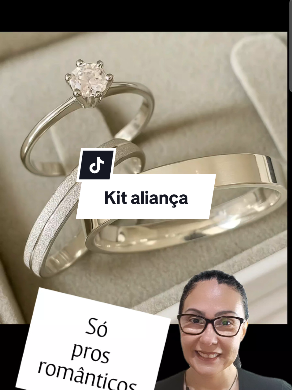 Par de Alianças de Namoro Frisada e lisa, com anel solitário e caixinha de veludo.