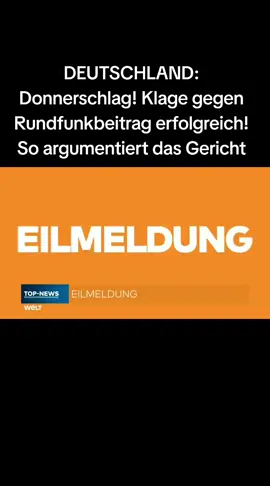 Der Rundfunkbeitrag ersetzt seit 2013 die frühere Rundfunkgebühr, auch „GEZ-Gebühr“ genannt. Seitdem zahlen alle Haushalte und Betriebsstätten die Abgabe für öffentlich-rechtliche Sender, unabhängig davon, ob sie Empfangsgeräte wie Fernseher oder Radio besitzen. Der Beitrag liegt aktuell bei 18,36 Euro pro Monat und Haushalt - egal, wie viele Menschen dort leben. Eine Befreiung aus sozialen Gründen ist möglich. Weil die Empfehlung der Kommission zur Ermittlung des Finanzbedarfs der Rundfunkanstalten (KEF), den Beitrag zum 1. Januar 2025 um 58 Cent auf 18,94 Euro monatlich anzuheben, von der Politik nicht umgesetzt wurde, haben ARD und ZDF im November 2024 Beschwerde beim Bundesverfassungsgericht eingelegt. Es gibt nur wenige zulässige Gründe für die Länder, von der KEF-Empfehlung abzuweichen. Kritik am Programm gehört nicht dazu. Im Dezember 2024 einigten sich die Ministerpräsidentinnen und Ministerpräsidenten auf eine Reform der Finanzierung des öffentlich-rechtlichen Rundfunks. Nach dem sogenannten Widerspruchsmodell sollten ARD, ZDF und Deutschlandradio auch künftig ihren Bedarf bei der KEF anmelden. Die KEF sollte anschließend wie gehabt die Anmeldungen prüfen und eine Empfehlung für eine neue Rundfunkbeitragshöhe für die nächsten vier Jahre abgeben, es wäre dann aber nicht mehr zwingend die Zustimmung aller 16 Länder erforderlich gewesen. Bis zum Systemwechsel ab 2027 sollte der aktuelle Rundfunkbeitrag in Höhe von 18,36 Euro gelten. Unterdessen ist nicht mehr zu erwarten, dass das neue Finanzierungsmodell in Kraft treten kann. Die entsprechende Novelle des Rundfunkfinanzierungsstaatsvertrags haben die Ministerpräsidenten von Bayern, Sachsen-Anhalt und Sachsen bisher nicht unterzeichnet. Ende 2024 hatten Bayern und Sachsen-Anhalt erklärt, die Novelle nur unterzeichnen zu wollen, wenn ARD und ZDF ihre Verfassungsbeschwerden zurücknehmen. Die Anstalten lehnen das ab. #deutschland #rundfunk #eilmeldung #nachrichten #fyp 