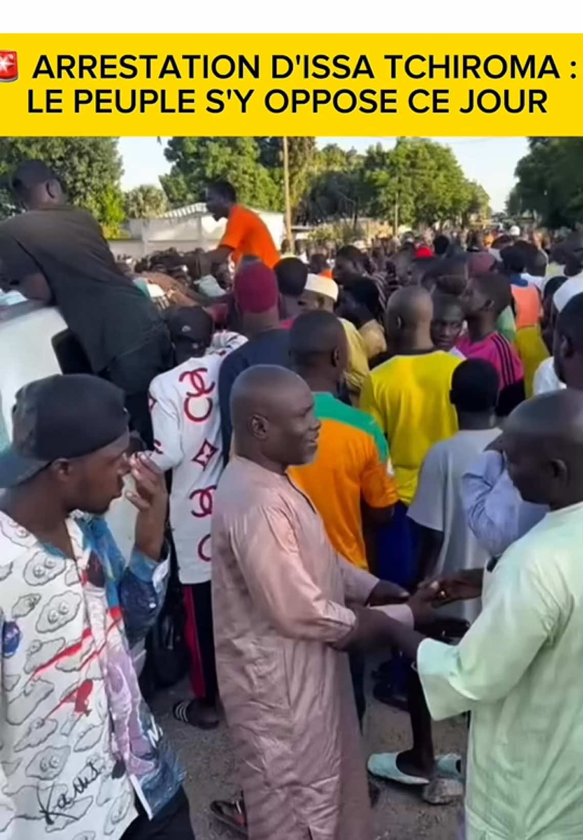 ARRESTATION D'ISSA TCHIROMA : LE PEUPLE S'Y OPPOSE CE JOUR  TENSIONS EN JOURNÉE AUTOUR DU CANDIDAT ISSA TCHIROMA Des tensions ont éclaté ce jour en pleine journée, suite à une tentative d’interpellation du candidat à la présidence Issa Tchiroma par des hommes en tenue.  Selon des témoins sur place, ces derniers auraient tenté de le conduire à Yaoundé.Mais la population, massivement mobilisée, s’est interposée en entourant le véhicule du candidat, empêchant ainsi son départ.  Cette intervention a immédiatement déclenché une série de manifestations spontanées, perturbant fortement la circulation et l’ordre public dans plusieurs quartiers. La situation reste évolutive. Nos équipes suivent l’évolution des événements en temps réel.  Restez connectés pour plus d'informations. #IssaTchiroma #Manifestations #Cameroun #Politique #Actualité 
