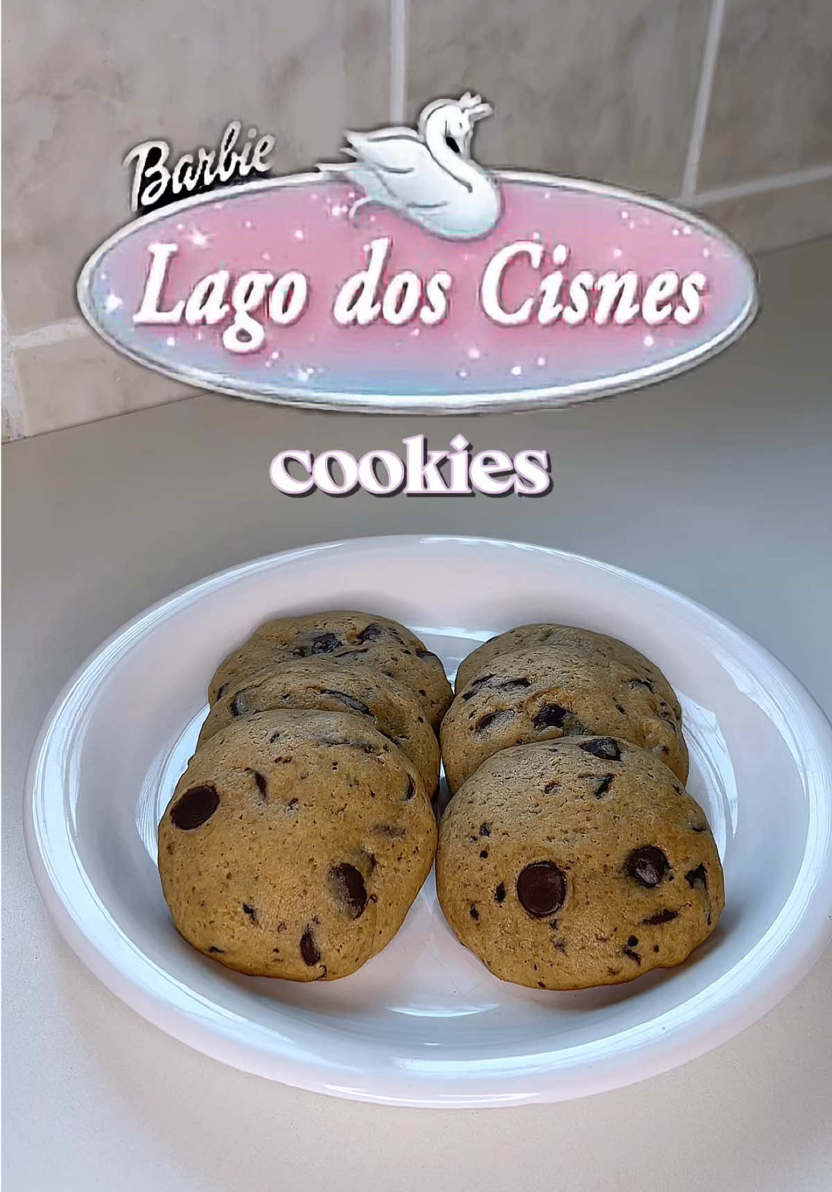 Cookies da Odete de Barbie e o lago dos cisnes 🍪🦢💗 Ingredientes: 160g de manteiga gelada 80g de açúcar refinado 80g de açúcar mascavo 2 ovoS Baunilha 1 colher de amido 1 colher de chá de fermento Sal 200 de farinha de trigo 20 minutos forno pré aquecido em 180° Dica:Deixar no freezer por 2h antes de levar ao forno ou antes de enrolar. Esperar esfriar para tirar da forma #barbie #barbiegirl #BarbieMovie #barbiegirl #barbieeolagodoscisnes #cisnes #cisnebranco #BarbieMovie #BarbieTheMovie #bisvoitando #biscoito #biscoito #cakedecorating #caketok #cake #cakeart #bale #balé #baléclássico #barbietiktok #receita #receita #receitas #receitasimples #receitasfaceis #nostagia #nostagic #Nostalgia #nostagiacore #barbieswanlake #barbieworld #barbiewire #barbiewlw #barbiewirehelluvaboss #barbieswanlake #barbieswanlakecosplay #desenho #desenhoanimado #desenhosanimados #desenhosantigos #desenhodigital #desenhosnostalgicos #desenhorealista #f #fyp #foryoupage #funny #bdtiktokofficial #beauty #freefire #fypジ® #fypp #fypdongggggggg #btsarmy #bts_official_bighit #btsxarmy #jhope_bts #jungkook #jimin #jesus #rmbts #sugar #V #taehyung #taekook #taehyung 