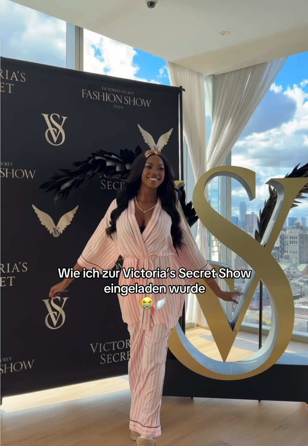 Was war euer größter Teenie-Traum? ✍🏾 Hört nicht auf zu träumen! Dass ich da wirklich saß, zwischen all den Stars, wird mir heute erst wieder klar. Kleine Abi hätte geschrien 🥹💗 Wer schaut die VS Show heute ? 🪽💕 #girlythings #victoriassecretfashionshow #vsfashionshow #victoriassecret #motivation 