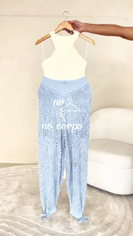 ✨A calça Aladim de crochê que une conforto e estilo em uma única peça! 💫 Perfeita para looks modernos, leves e super elegantes. 👉 Quem mais ama essa trend que voltou com tudo? 💕 #CalçaAladim #TrendAlert #EstiloComfy 
