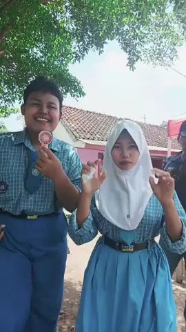 rabu menggebu gebu 🤪😁jangan lupa mau ngemilL cemilan enak dan murah ada jajanan enak didepan SMP NEGERI 4 BANJAR 😉 @orangimupp8 tagg teman