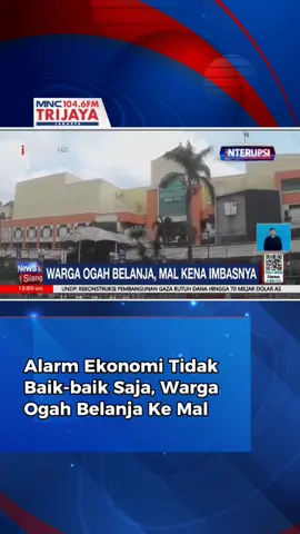 Grand Mall Bekasi, mall kebanggaan warga Bekasi di awal tahun 2000an akhirnya tutup. Seluruh tenant dan toko termasuk toko pakaian, mainan, dan elektronik tutup sejak awal tahun 2025 ini.  Bangunan toko yang ada pun banyak dipasangi tanda dijual, dan toko yang masih buka di area belakang mall juga sepi. Hal ini juga berimbas bukan hanya bagi pemilik toko, tetapi staff hingga tukang becak yang menggantungkan hidupnya di sekitar mall tersebut. Hal ini disebabkan semakin maraknya toko online dan lesunya daya beli masyarakat disertai penurunan Indeks Keyakinan Konsumen (IKK), menandai pesimisme masyarakat dan memilih menahan berbelanja. #GrandMallBekasi #Bekasi #TokoOnline #TrijayaFM
