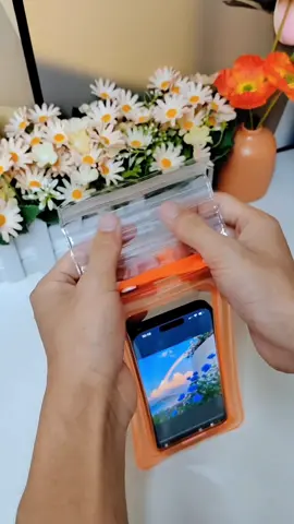 This dual-airbag waterproof phone bag has four layers of sealing and waterproofing, and can even be used with a touch screen. If you're going out to play in the water, be sure to prepare it in advance. Don't buy it once you get there! It's expensive and ugly! #PhoneWaterproofBag