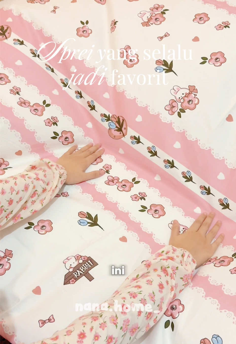 Membalas @Anisamld sprei motif poppy ini kayaknya selalu jadi favorit deh 🥰 bahannya lembut, dan di setiap sudutnya sudah lengkap dengan karet double anti geser. Cobain juga yuk 🤗 #sprei #spreiaesthetic #spreimurah #spreimotif 