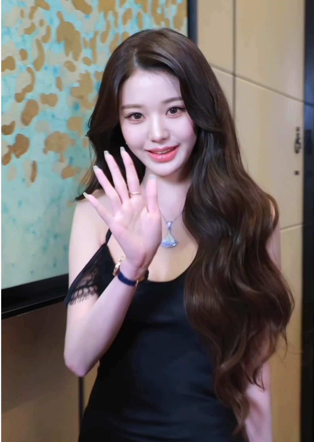 She’s so perfect 🖤 #WONYOUNG #IVE #장원영 #WONYOUNGxWKorea #LoveYourW2025 